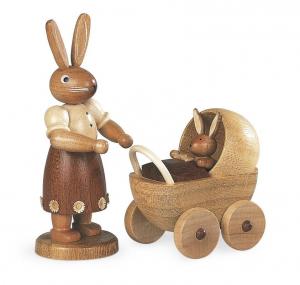 Osterhase Hasenmutter mit Kinderwagen natur