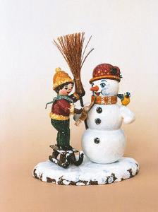 Winterkind Junge mit Schneemann